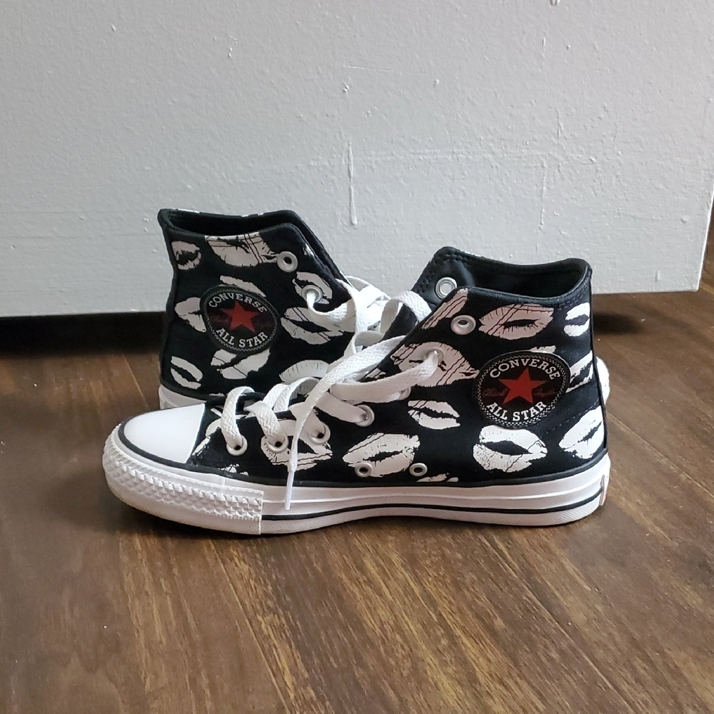Converse Black and White Lip Print Sneakers - Picture 2 of 8